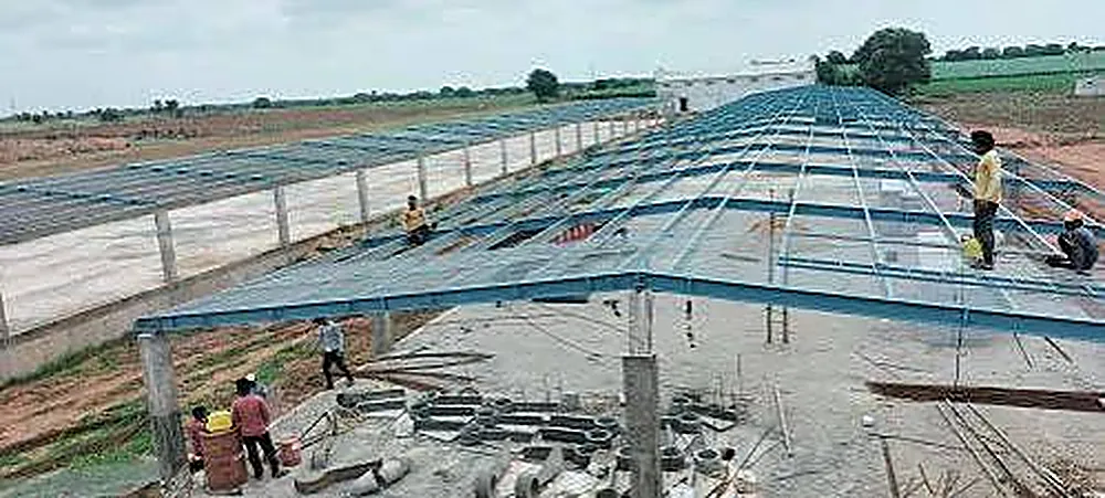 Steel truss frame of an EC poultry shed under erection at a CONZFRESH supervised site